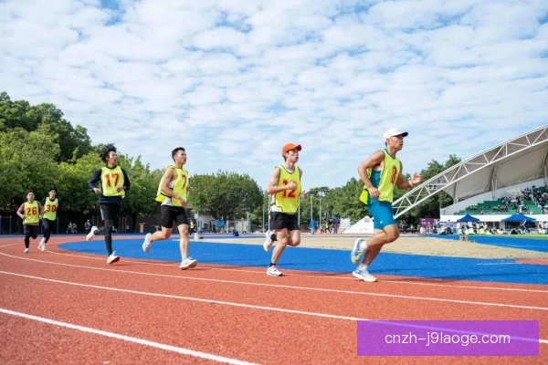 本土豪强纵深跑动，前插时机与肋部接应成破局点